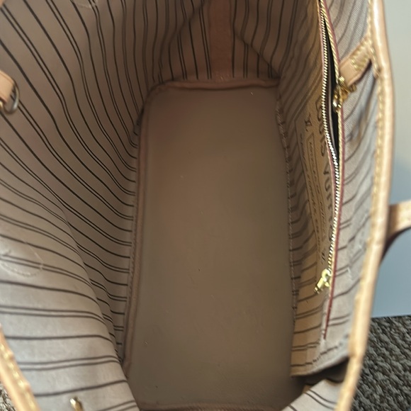 Louis Vuitton Neverfull MM, dust bag and wristlet. Used twice. Like new. - Picture 6 of 11